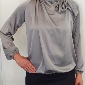 Biele Schleifenbluse